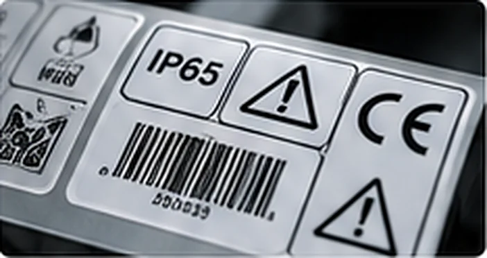 Étiquettes techniques IP65, CE et code-barres